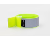 Elastīga aproce ar platu atstarojošu svītru.