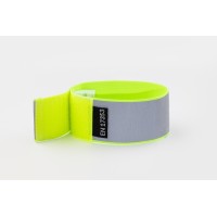 Elastīga aproce ar platu atstarojošu svītru.